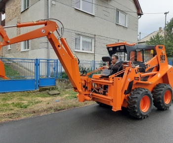 Obstaranie čelného nakladača Locust 903